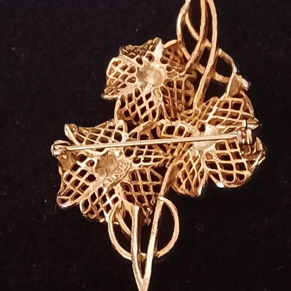 VINTAGE LISNER 3-FLOWER GOLD BROOCH - Picture 2 of 5